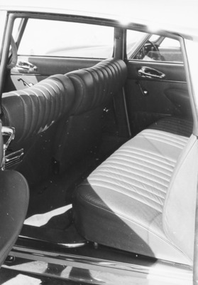 Citroën DS 19 Pallas (1965) – fürstliche Beinfreiheit im Fond hat auch das Normalmodell, verchromte Einstiegsblenden nicht (1965)