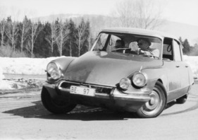 Citroën DS 19 Pallas (1965) – starke Seitenneigung in Kurven, aber sichere Kurshaltung