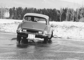 Citroën DS 19 Pallas (1965) – starke Seitenneigung in Kurven, aber sichere Kurshaltung