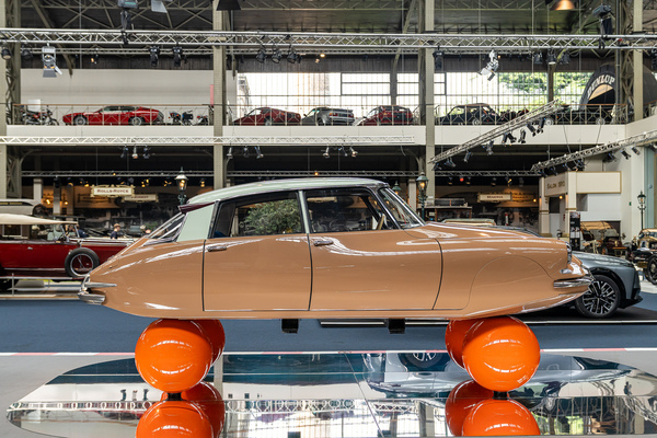 Citroën DS (1959) - "schwebender" Werbeauftritt, konzipiert von Claude Puech - gezeigt in der Autoworld Brüssel 2025