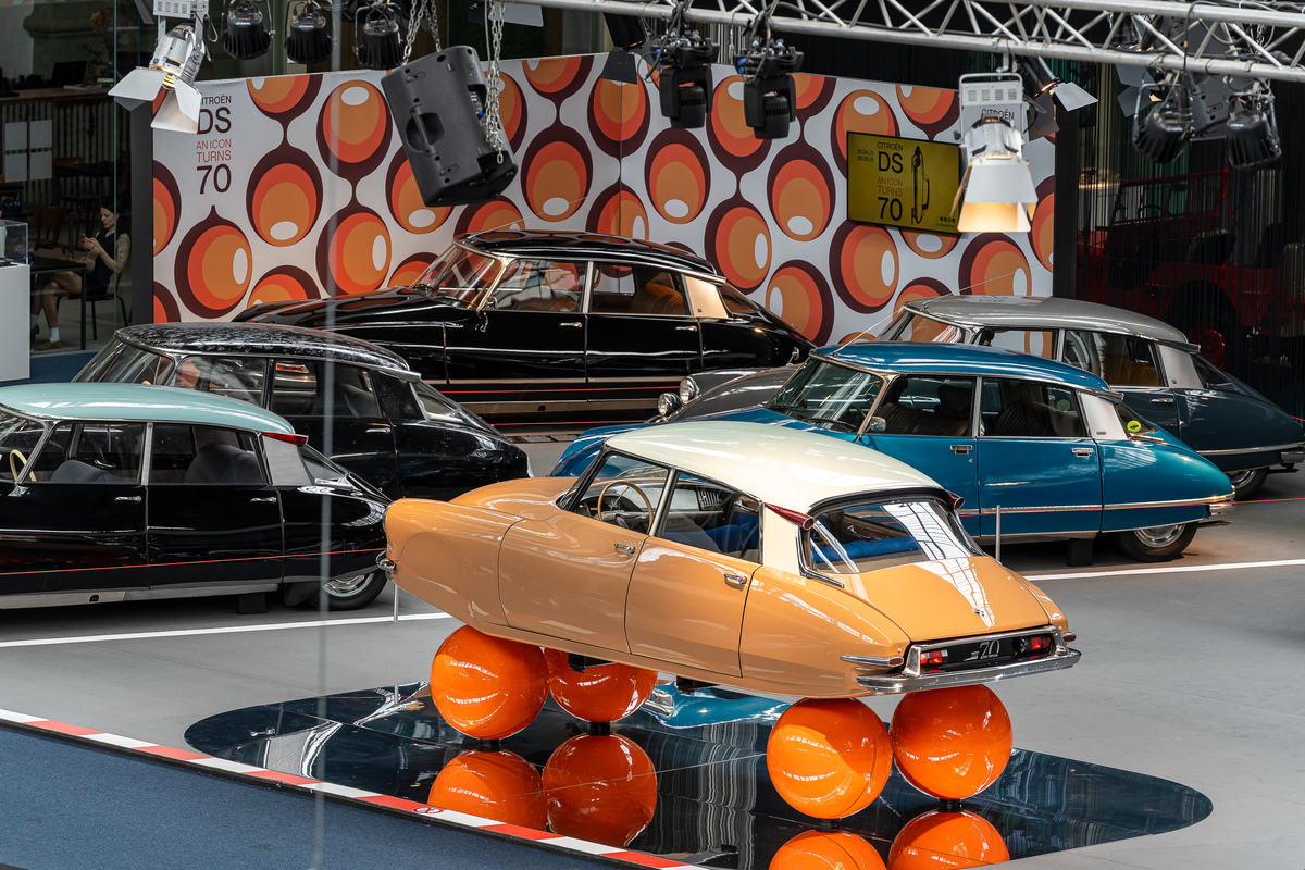 Citroën DS (1959) - "schwebender" Werbeauftritt, konzipiert von Claude Puech - gezeigt in der Autoworld Brüssel 2025