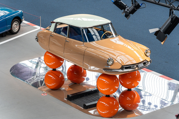 Citroën DS (1959) - "schwebender" Werbeauftritt, konzipiert von Claude Puech - gezeigt in der Autoworld Brüssel 2025