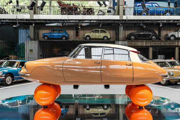 Citroën DS (1959) - "schwebender" Werbeauftritt, konzipiert von Claude Puech - gezeigt in der Autoworld Brüssel 2025
