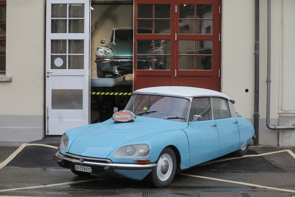 Citroën DS (1971) - zusammen mit eine Brüderchen auf der Hebebühne - Older Classics Mai 2023
