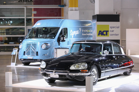 Citroën DS (1972) - mit den Schwenkaugen in der Classic-Halle - Auto Zürich 2021