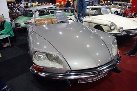 Citroën DS 20 Cabriolet (1969) neben einem seltenen Le Dandy von Chapron – Classic Car Show Maastricht 2023 (1969)