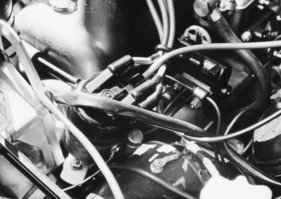 Citroën DS 21 (1966) – verbesserter Zugang zum Zündverteiler, aber wartungsfreundlich ist der Motorraum noch immer nicht (1966)