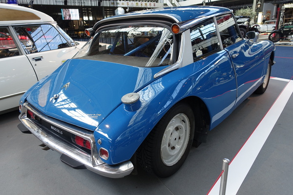 Citroën DS 21 (1969) – der Radwechsel muss schnell gehen – Sonderausstellung "Citroën DS – An Icon Turns 70" Autoworld Brüssel