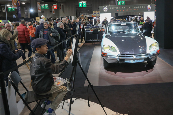 Citroën DS 21 (1969) – ob der junge Maler die Schönheit entsprechend wiedergeben kann? – Rétromobile Paris 2025