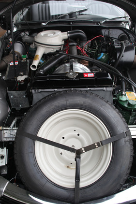 Citroën DS 21 Décapotable (1967) - das Reserverad steht vorne im Bug