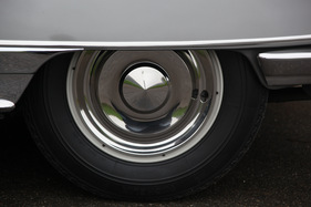 Citroën DS 21 Décapotable (1967) - die Stahlfelgen sind durch elegante Radkappen abgedeckt
