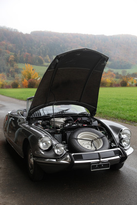Citroën DS 21 Décapotable (1967) - weit öffnende Motorhaube, guter Zugang zum Motor