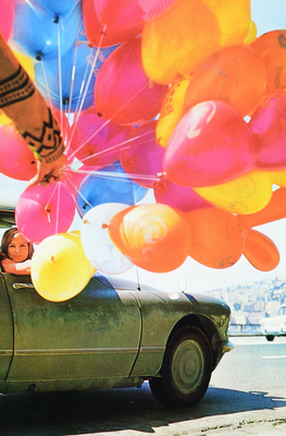 Citroën DS 21 Pallas (1966) – Bunte Luftballons kontrastieren mit dem Schmutz der 4500 Kilometern von Kiruna nach Neapel (1966)