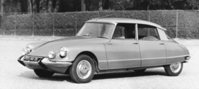 Citroën DS 21 Pallas (1966) – Luxus-Ausführung mit Jod-Fernscheinwerfern, speziellen Raddeckeln, mehr Zierat und seitlicher Stossleiste