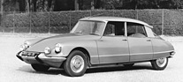 Citroën DS 21 Pallas (1966) – Luxus-Ausführung mit Jod-Fernscheinwerfern, speziellen Raddeckeln, mehr Zierat und seitlicher Stossleiste
