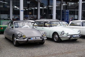 Citroën DS 21 Pallas (1966) neben einem ID 21 Break in Carraraweiss – Klassikwelt Bodensee 2025 (1966)