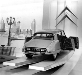 Citroën DS 21 Pallas (1967) - vor grossem Markenemblem und von Pariser Atmosphäre umgeben - Genfer Autosalon 1967