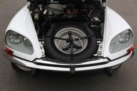 Citroën DS 21 Pallas (1971) - Blick in den Motorraum, vorne das grosse Reserverad