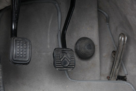 Citroën DS 21 Pallas (1971) - Links Feststellbremse, dann Kupplung, Knopf für die Bremse, Gaspedal