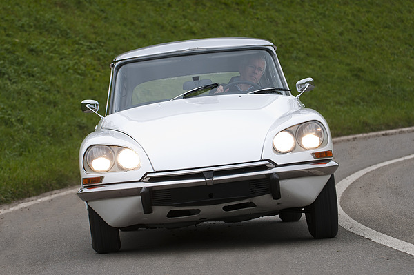 Citroën DS 21 Pallas (1971) - auch bei schneller Kurvenfahrt neigt sich der Wagen nicht