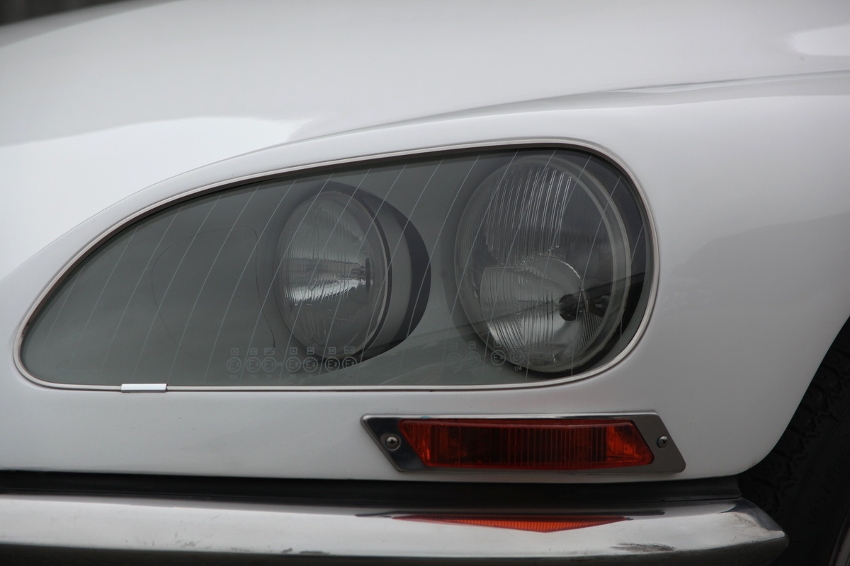 Citroën DS 21 Pallas (1971) - die mittleren Scheinwerfern drehen sich im Einklang mit der Lenkung