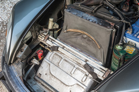 Citroën DS 21 Pallas Break (1968) - Blick unter das Reserverad, mit dem Reissverschluss kann man die Thermik des Motors beeinflussen