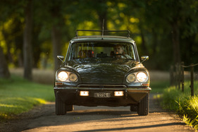 Citroën DS 21 Pallas Break (1968) - unterwegs mit den charakteristischen Scheinwerfern