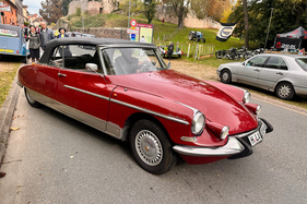 Citroën DS 21 Palm Beach (1965) – Chapron-Cabriolet mit mehr Chrom als die Werksausführung – Embouteillage de Lapalisse 2024