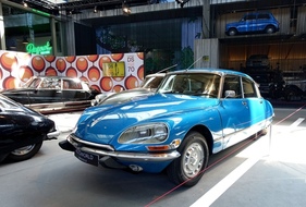 Citroën DS 23 i.e. Pallas (1975) – einer der letzten lackiert in der Farbe Deltablau – Sonderausstellung "Citroën DS – An Icon Turns 70" Autoworld Brüssel (1975)