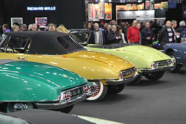 Bild: Citroën DS Cabriolets von Henry Chapron, in auffälligen Lackierungen - Rétromobile Paris 2019