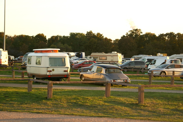Citroën-DS-Gespann auf dem Besucherparkplatz – Veterama Mannheim 2022