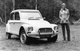 Citroen Diane (1974) - so richtig begeistert scheint die Dame von der Diane nicht zu sein