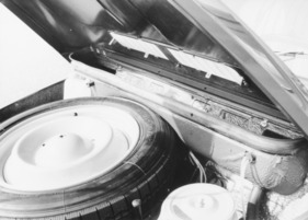 Citroën Dyane (1968) – Ersatzrad unter der Motorhaube