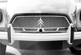 Citroën Dyane (1968) – Feinmaschiger Kühlergrill mit Wabenmuster und Loch für die Andrehkurbel