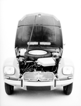 Citroën Dyane (1968) – Kuriose Gemeinsamkeit: ähnlich langer Motorhauben-Aufsteller wie beim Ferrari F40 Citroën Dyane (1968) – Kuriose Gemeinsamkeit: ähnlich langer Motorhauben-Aufsteller wie beim Ferrari F40