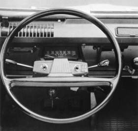 Citroën Dyane (1970) – übersichtliches Cockpit, Schalter für Parklicht und Scheibenwischer neben der Lenkradnabe