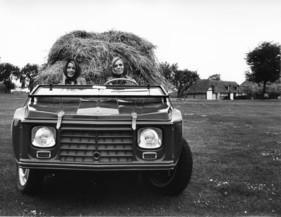 Citroën Dyane 6 Méhari (1968) - die Bäuerinnen bringen das Heu in den Stall