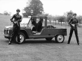 Citroën Dyane 6 Méhari (1968) - für die Wachfrauen, samt Wachhunden