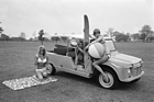 Citroën Dyane 6 Méhari (1968) – Drei Mannequins demonstrieren anschaulich den Freizeitwert des Kunststoff-Flitzers