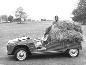 Citroën Dyane 6 Méhari (1968) - auch zum Heuen kann das Kunststoff-Gefährt eingesetzt werden