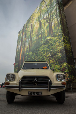 Citroën Dyane vor monumentaler Posterlandschaft - Auto e Moto d'Epoca 2022