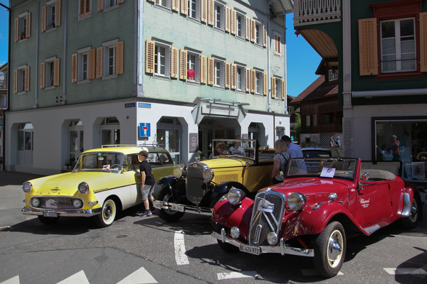Citroën F11 BL Large (1937) - Cabriolet im Dorfkern, zusammen mit Ford Model A und Opel Olympia - Oldtimer in Obwalden (O-iO) 2019