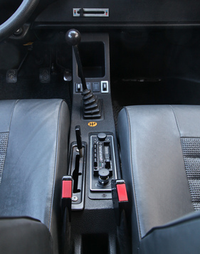 Citroën GS (1977) - das Radio in der Mittelkonsole, daneben der Hebel für die Höhenverstellung