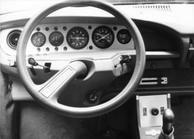 Citroen GS Birotor (1973) - einspeichiges Lenkrad, aber Rundinstrumente im Armaturenbrett, in der Mittelkonsole gibt es eine Ölstandsanzeige
