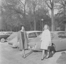 Citroën GT 19 Bossaert (1960) – Das blaue Coupé in Paris zwischen zwei Französinnen und einer ID Citroën GT 19 Bossaert (1960) – Das blaue Coupé in Paris zwischen zwei Französinnen und einer ID