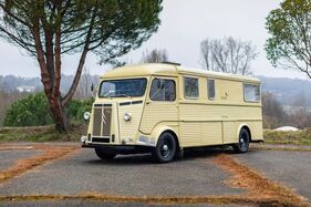 Citroën HY Camping-car par Currus avec son Velosolex (1966) - als Lot 041 angeboten an der Artcurial Rétromobile Paris Versteigerung am 2. Februar 2024
