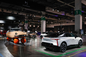 Citroën ID 19 (1959) - Göttin "sur Ballons" wirbt für moderne DS-Automobile - 38. Auto Zürich 2025