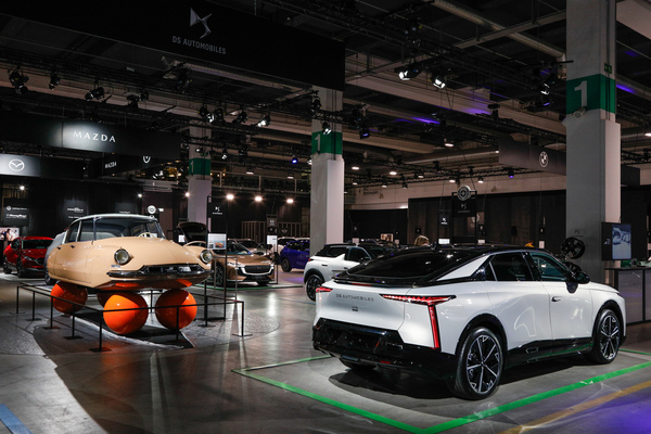 Bild Citroën ID 19 (1959) - Göttin "sur Ballons" wirbt für moderne DS-Automobile - 38. Auto Zürich 2025