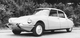 Citroën ID 19 (1964) – schwarzer Scheibengummi, weisses Lenkrad und kleine Radkappen unterscheiden sie von der DS Citroën ID 19 (1964) – schwarzer Scheibengummi, weisses Lenkrad und kleine Radkappen unterscheiden sie von der DS