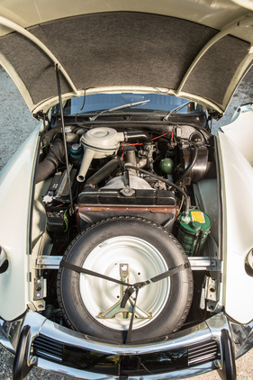 Citroën ID 19 (1967) - Blick in den Motorraum - das Reserverad sitzt ganz vorne, der Motor weit hinten